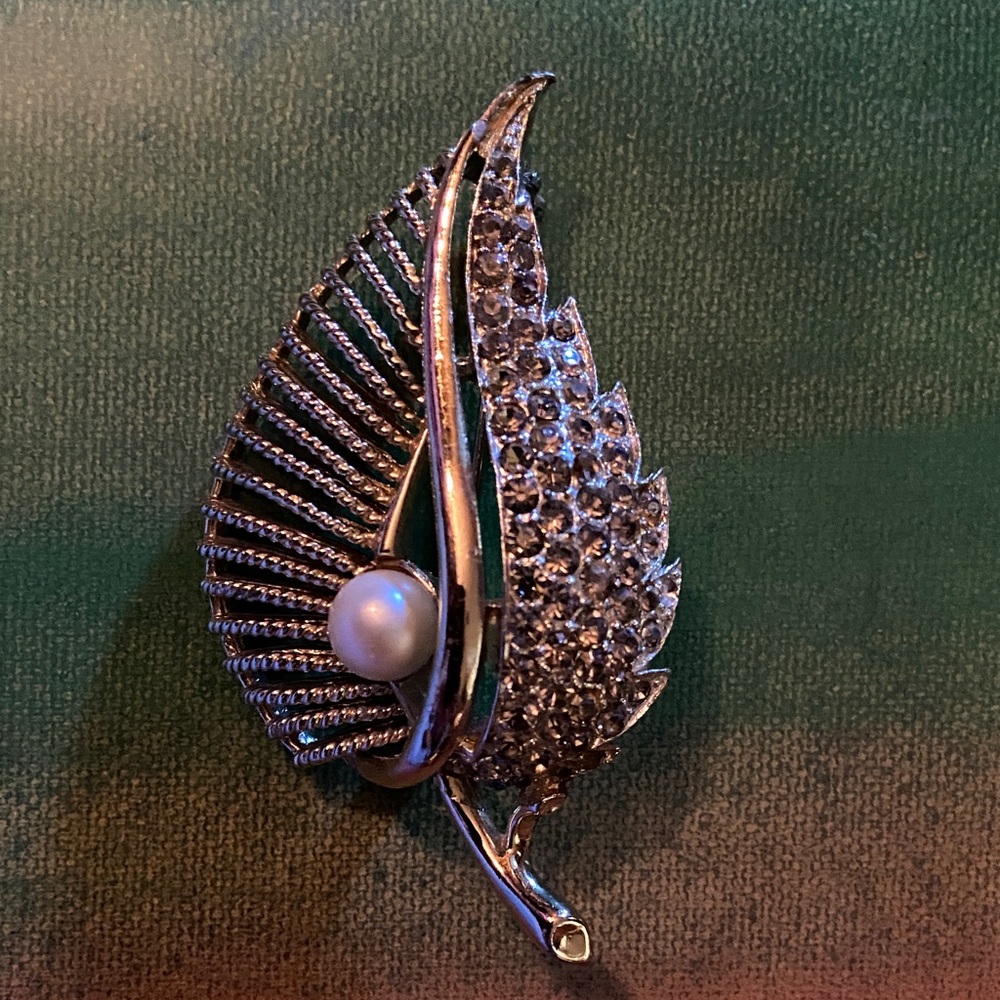 Vintage MC gold tone Leaf Brooch pin crystal rhinestones rhinestone Pearl Fall